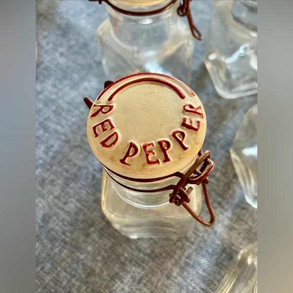 Vintage spice bottle set of five with ceramic lids
In good vintage condition - Picture 4 of 8